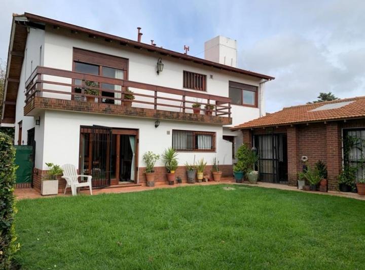 Casa · 215m² · 5 Ambientes · 3 Cocheras