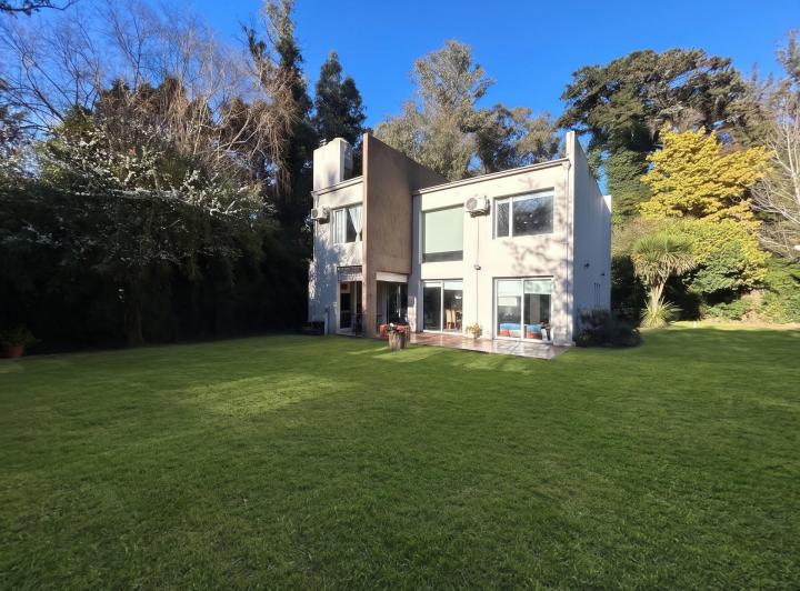 Casa · 180m² · 5 Ambientes · 2 Cocheras