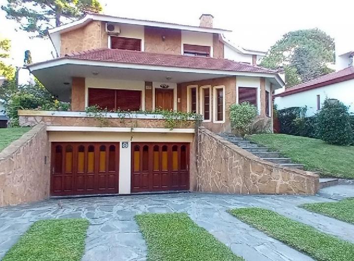 Casa · 380m² · 4 Ambientes · 2 Cocheras