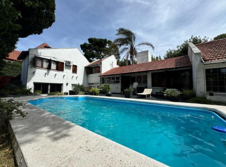 Casa · 350m² · 6 Ambientes · 8 Cocheras