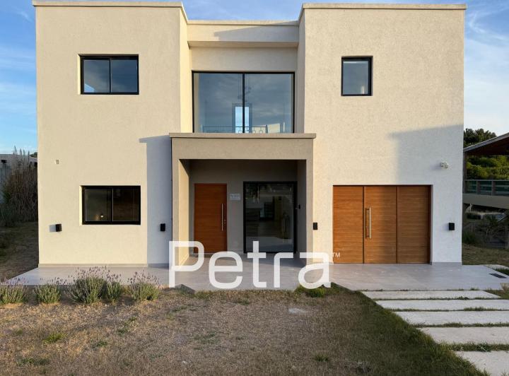 Casa · 190m² · 5 Ambientes · 1 Cochera