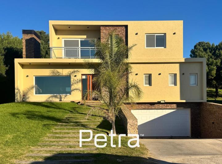 Casa · 250m² · 5 Ambientes · 2 Cocheras