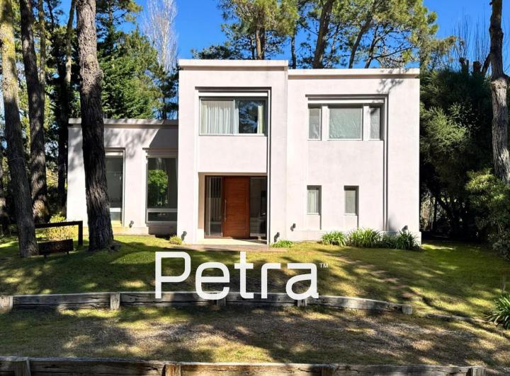 Casa · 245m² · 4 Ambientes · 3 Cocheras