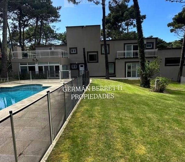 Casa · 550m² · 7 Ambientes · 5 Cocheras