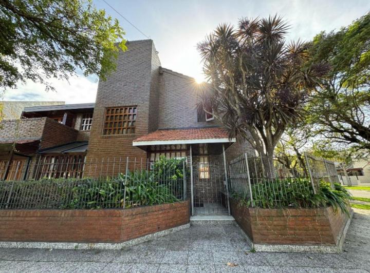 Casa · 220m² · 5 Ambientes · 1 Cochera