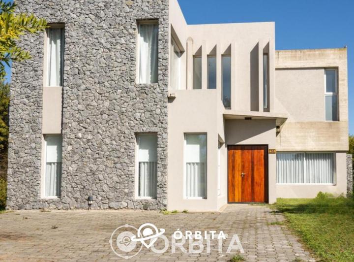 Casa · 236m² · 6 Ambientes · 3 Cocheras