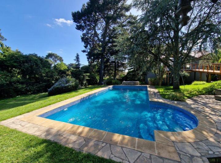 Casa · 320m² · 4 Ambientes · 2 Cocheras