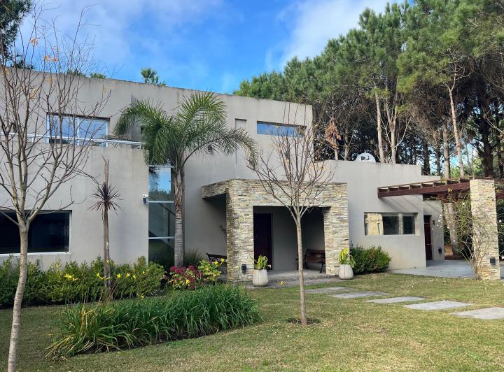 Casa · 290m² · 6 Ambientes · 1 Cochera