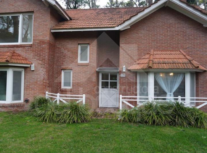 Casa · 177m² · 4 Ambientes · 1 Cochera