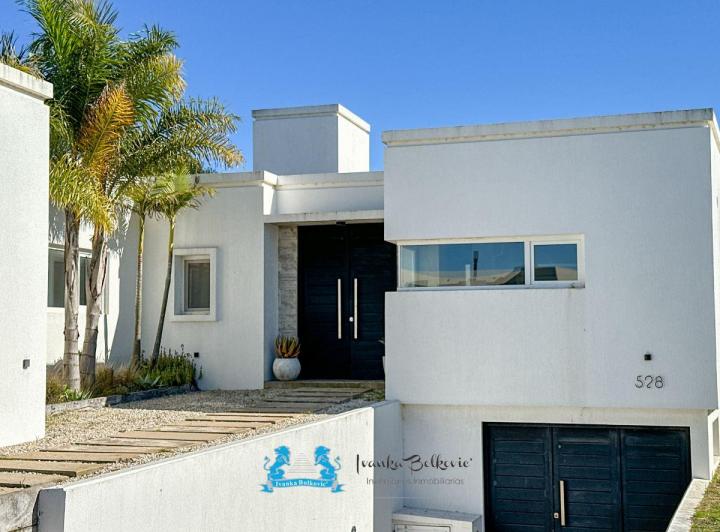 Casa · 260m² · 6 Ambientes · 1 Cochera