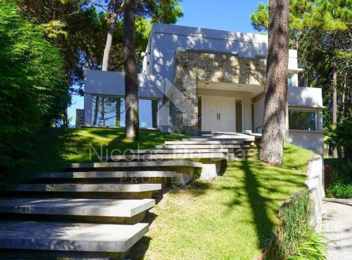 Casa · 400m² · 7 Ambientes · 2 Cocheras