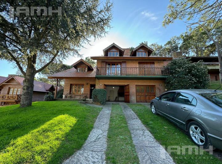 Casa · 223m² · 6 Ambientes · 2 Cocheras