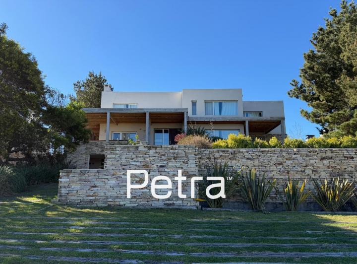 Casa · 330m² · 7 Ambientes · 1 Cochera