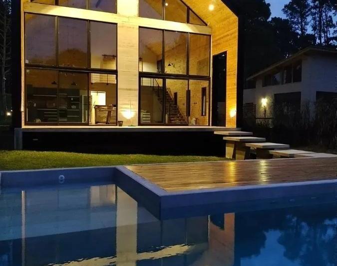 Casa · 220m² · 5 Ambientes · 2 Cocheras