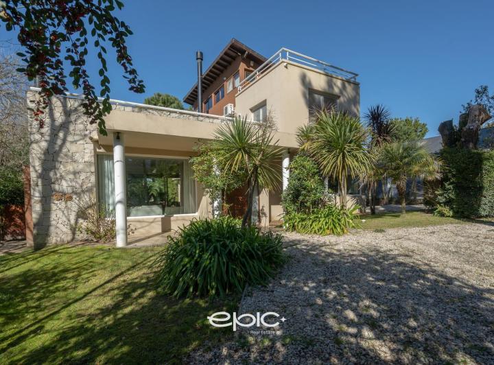 Casa · 285m² · 6 Ambientes · 1 Cochera