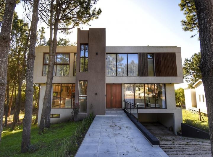 Casa · 350m² · 7 Ambientes · 2 Cocheras