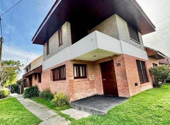 Casa · 186ha · 4 Ambientes · 2 Cocheras