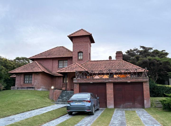 Casa · 250m² · 5 Ambientes · 2 Cocheras