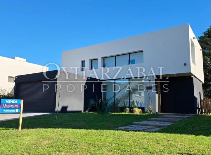 Casa · 220m² · 5 Ambientes · 2 Cocheras
