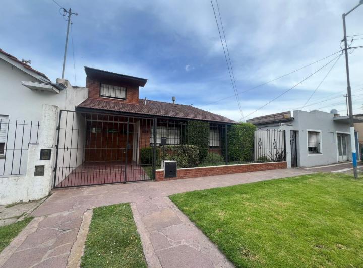 Casa · 200m² · 5 Ambientes · 2 Cocheras