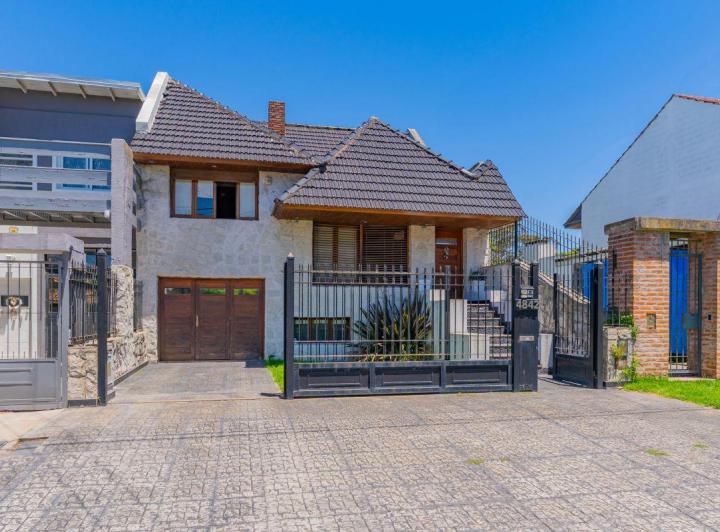 Casa · 260m² · 5 Ambientes · 3 Cocheras