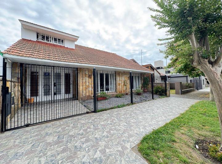 Casa · 180m² · 4 Dormitorios · 1 Cochera