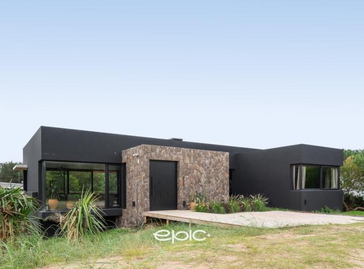 Casa · 235m² · 6 Ambientes · 2 Cocheras