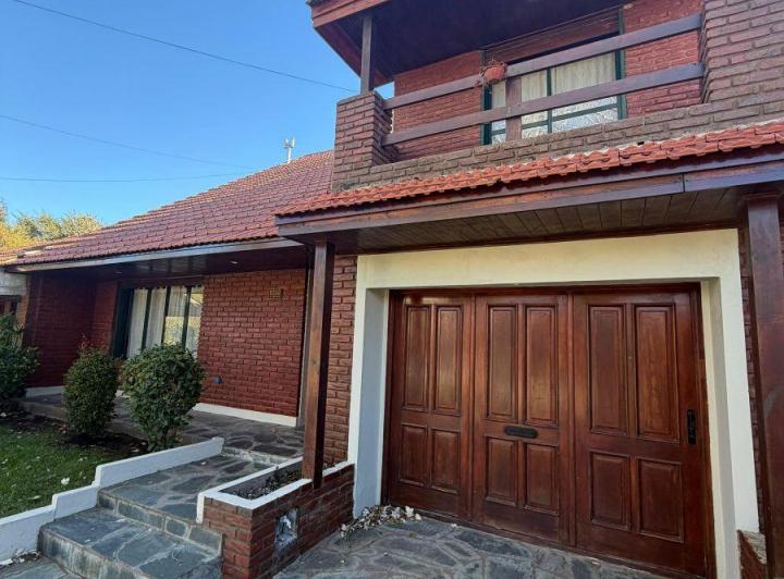 Casa · 220m² · 4 Ambientes · 1 Cochera