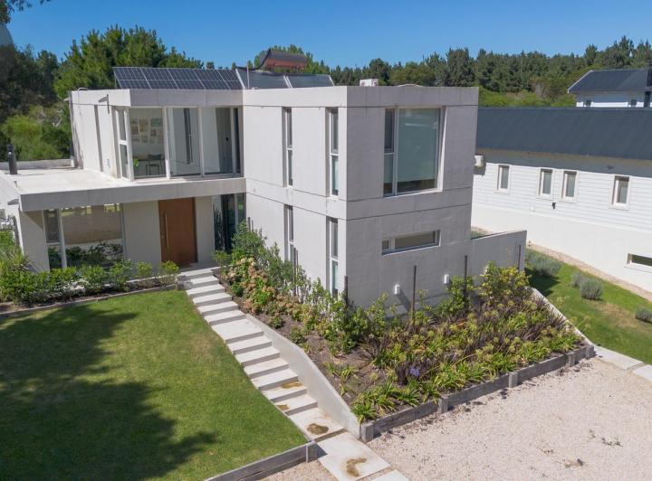 Casa · 217m² · 5 Ambientes · 2 Cocheras