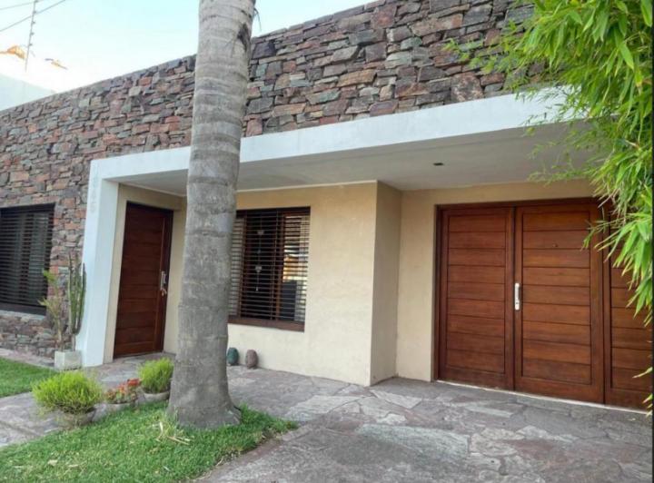 Casa · 240m² · 6 Ambientes · 2 Cocheras