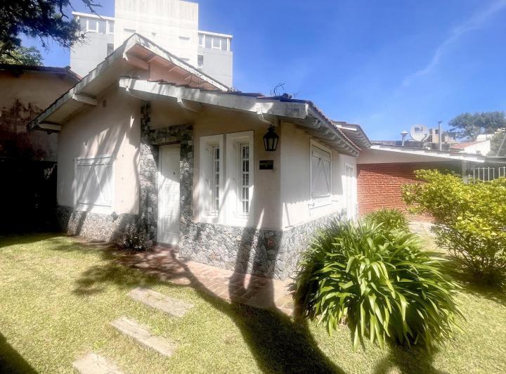 Casa · 250m² · 8 Ambientes · 1 Cochera