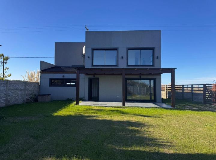 Casa · 100m² · 3 Ambientes · 2 Cocheras