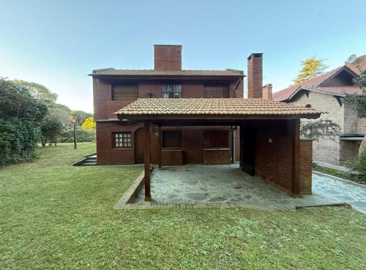 Casa · 219m² · 5 Ambientes · 1 Cochera