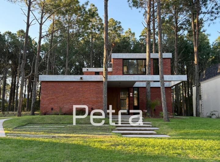 Casa · 215m² · 5 Ambientes · 1 Cochera