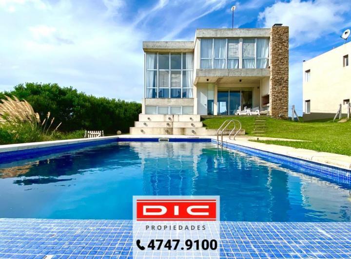 Casa · 270m² · 7 Ambientes · 2 Cocheras