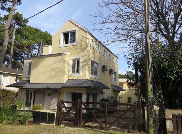 Casa · 143m² · 4 Dormitorios · 1 Cochera