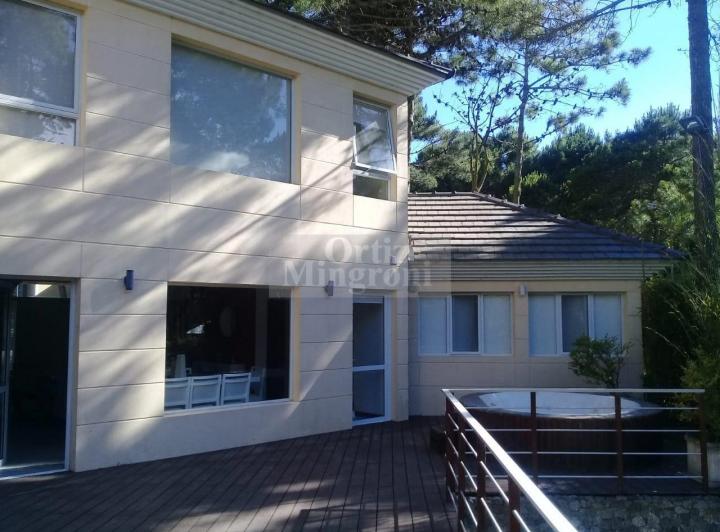 Casa · 300m² · 7 Ambientes · 2 Cocheras