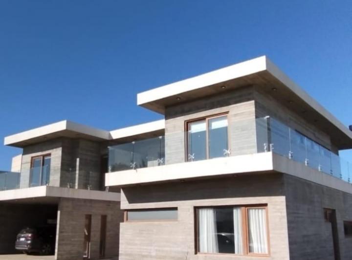 Casa · 390m² · 6 Ambientes · 1 Cochera
