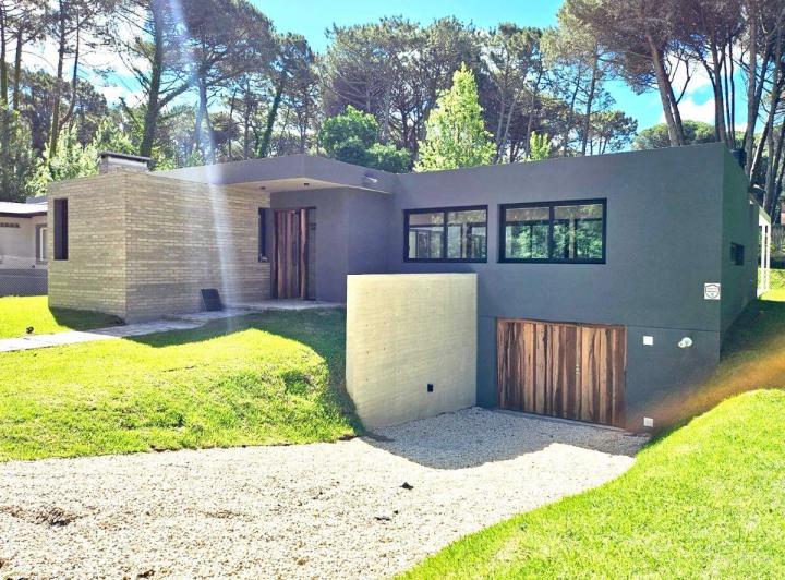 Casa · 230m² · 4 Ambientes · 2 Cocheras