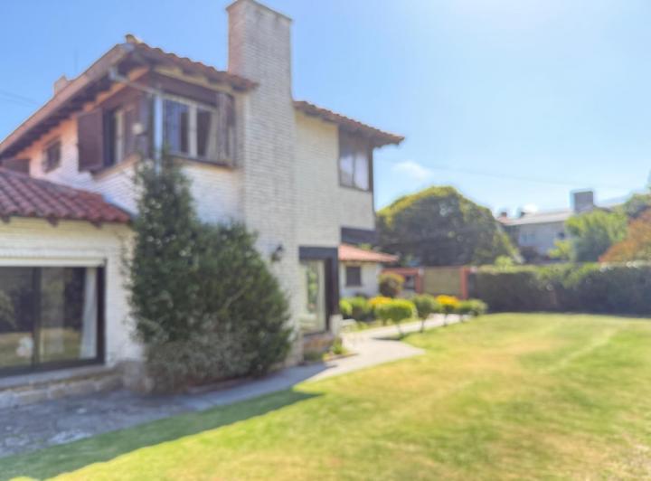 Casa · 300m² · 6 Ambientes · 1 Cochera