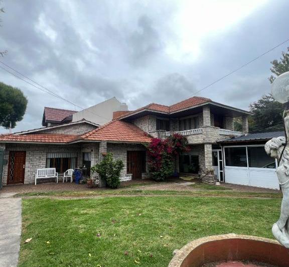 Casa · 240m² · 6 Ambientes · 1 Cochera