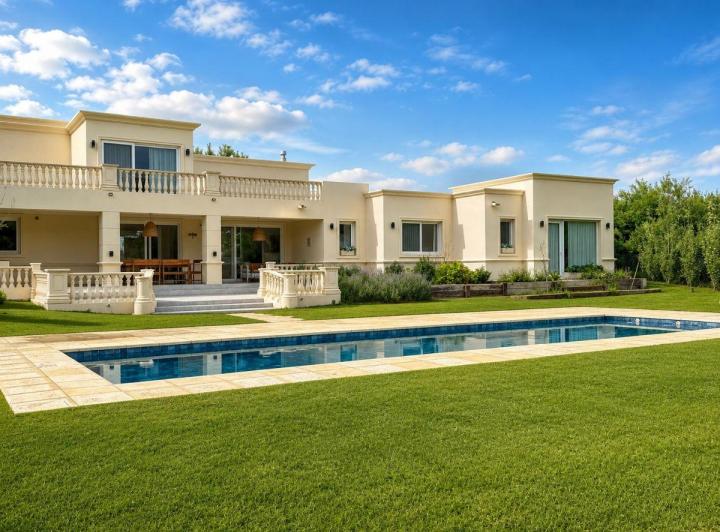 Casa · 280m² · 7 Ambientes · 1 Cochera