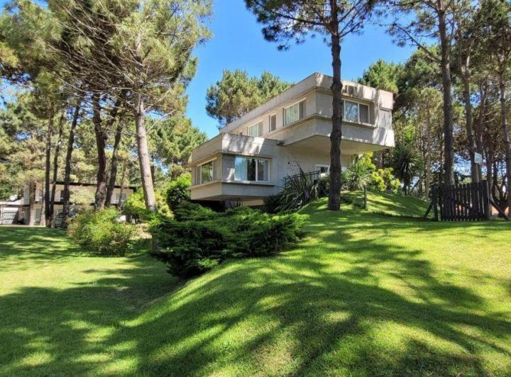 Casa · 340m² · 6 Ambientes · 2 Cocheras