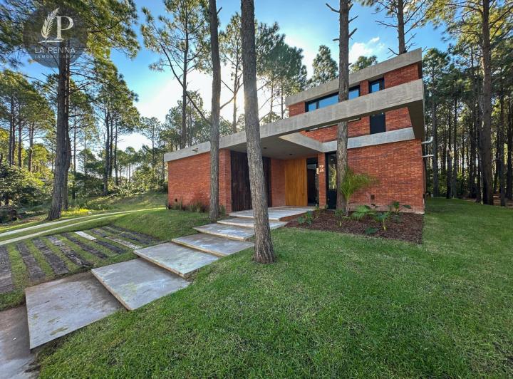 Casa · 250m² · 5 Ambientes · 1 Cochera