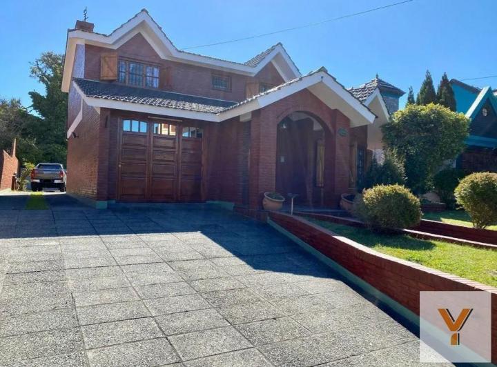 Casa · 180m² · 5 Ambientes · 7 Cocheras