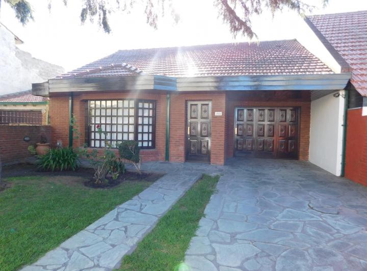 Casa · 140m² · 4 Ambientes · 3 Cocheras