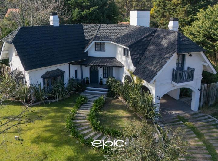 Casa · 220m² · 5 Ambientes · 1 Cochera