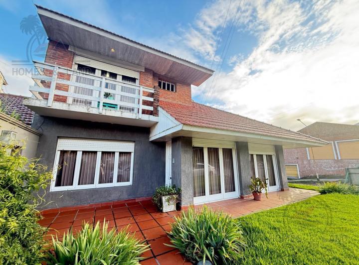 Casa · 221m² · 5 Ambientes · 2 Cocheras
