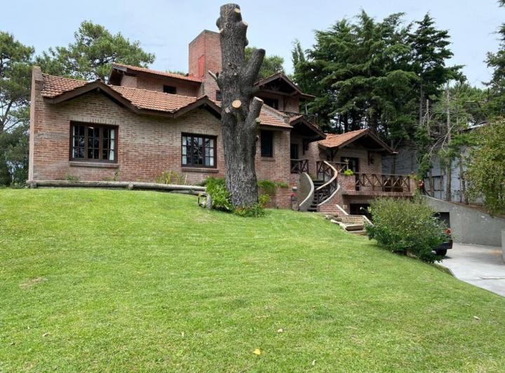Casa · 200m² · 4 Ambientes · 2 Cocheras