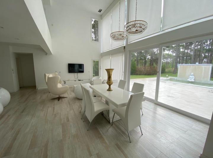 Casa · 200m² · 4 Ambientes · 2 Cocheras